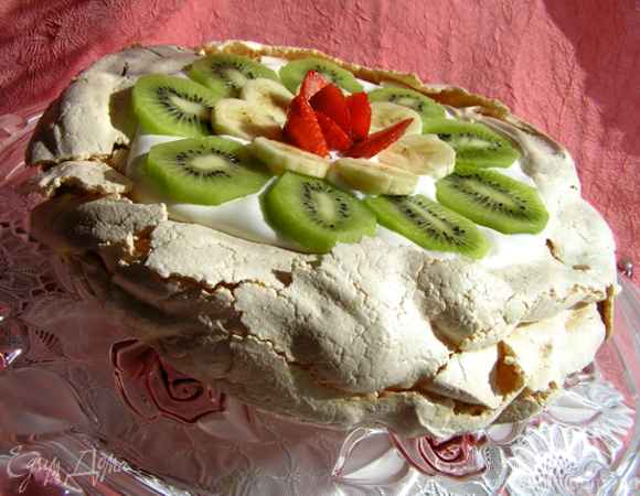 Торт-безе со взбитыми сливками и фруктами