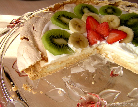 Торт-безе со взбитыми сливками и фруктами