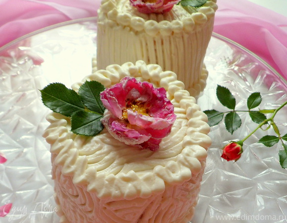 Мини-торты с розами, малиновым желе и сливочным кремом