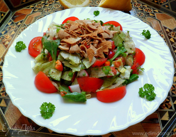 Фатуш (салат из овощей, зелени и кусочками поджаренной питы (лаваша))