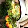 Салат с нектаринами,авокадо и курицей под мятным песто