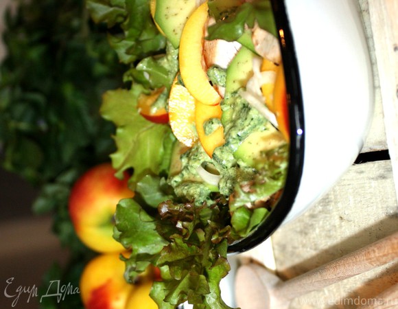 Салат с нектаринами,авокадо и курицей под мятным песто