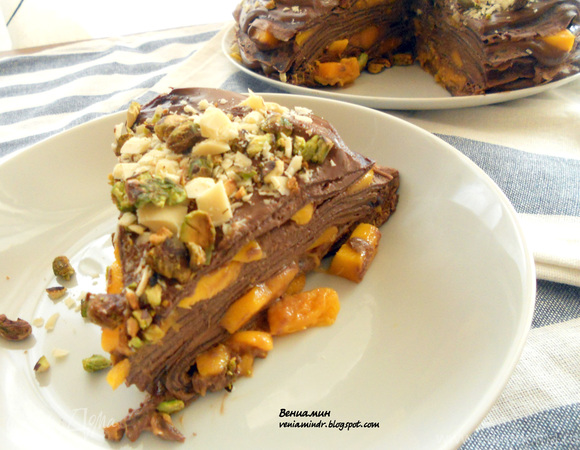 Восхитительный шоколадный блинный пирог с маскарпоне и манго
