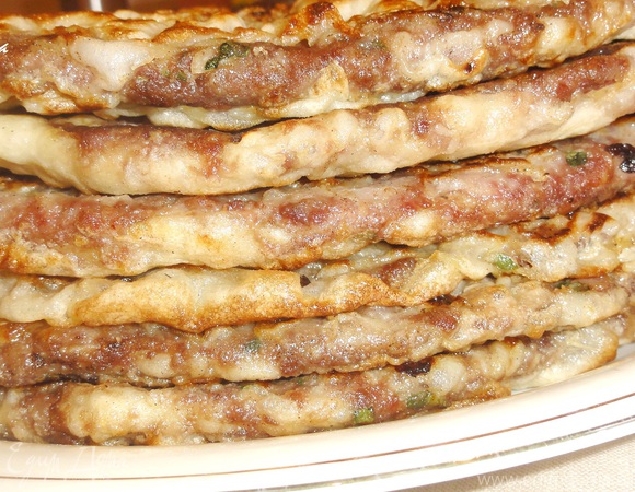 Таджикские лепешки с мясом на сковороде