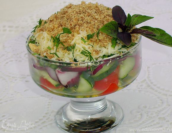 Овощной салат с брынзой и орехами