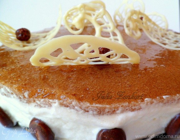 Мини-торт из мокко-профитролей со сливочным кремом, кофейным муссом и белым шоколадом.Плюс мокко-профитроли.