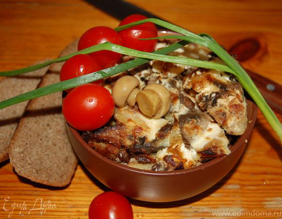Картофель по-деревенски, запеченный с печенью, грибами, луком и сметаной