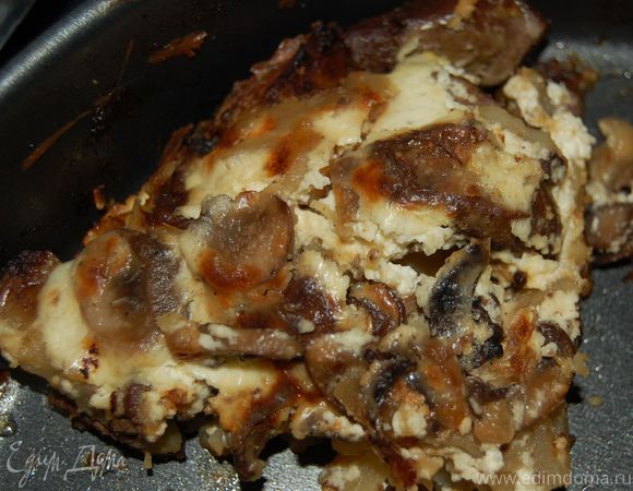 Картофель по-деревенски, запеченный с печенью, грибами, луком и сметаной