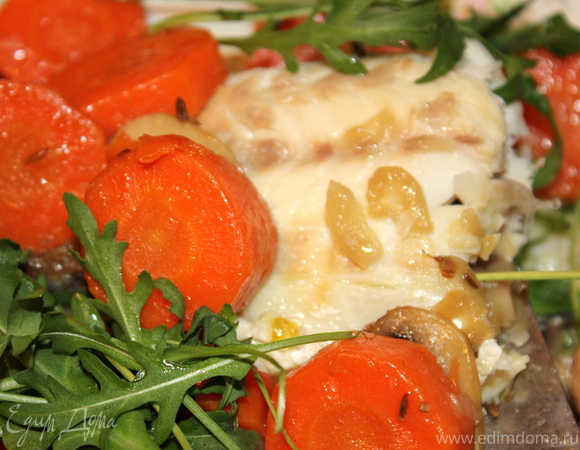 Сибас, запеченный с грибами и морковью