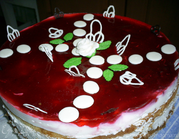 Бисквитный торт-суфле с малиновым желе