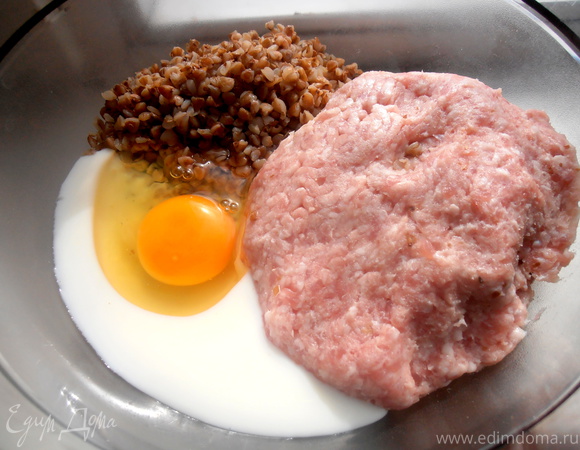 "Хитрые" яйца, запеченные в мясной шубке