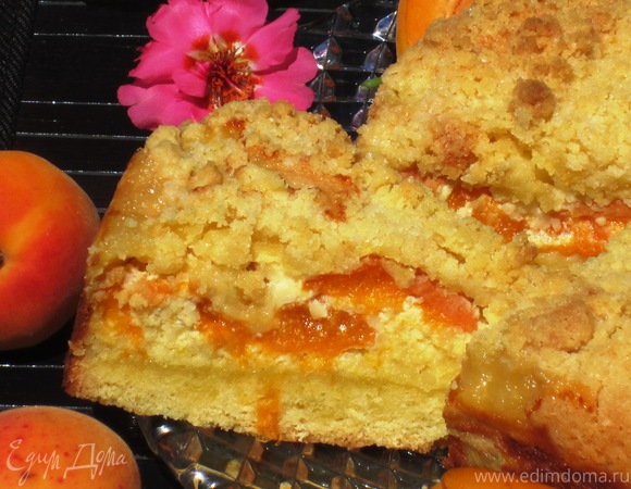 Обсыпной абрикосовый пирог с творожно-миндальной начинкой