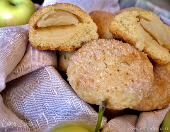 Песочное печенье с половинками яблок