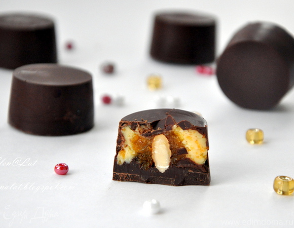 Шоколадные конфеты с тыквенным кремом, мандариновым мармеладом и миндалем