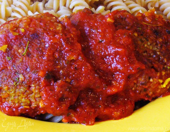Гречневые котлетки в минутном томатном соусе с цельнозерновыми фузилли