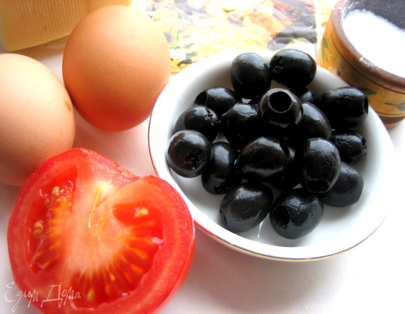 Омлет с оливками и помидоркой