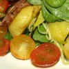 Теплый салат из цукини, картофеля, копченой грудинки и шпината