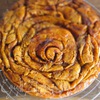 Кофейный пирог-спираль с карамелью