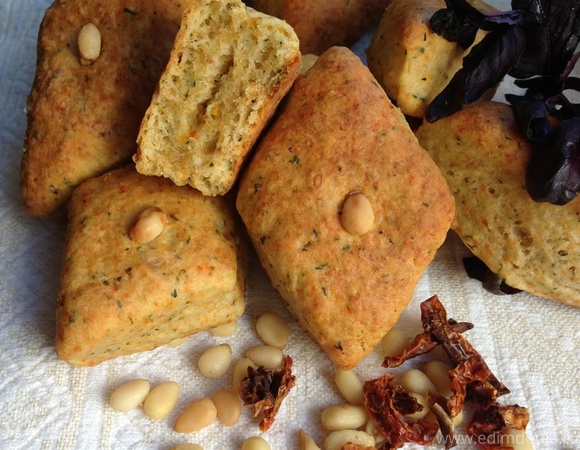 Печенье с кедровыми орешками, пармезаном и базиликом
