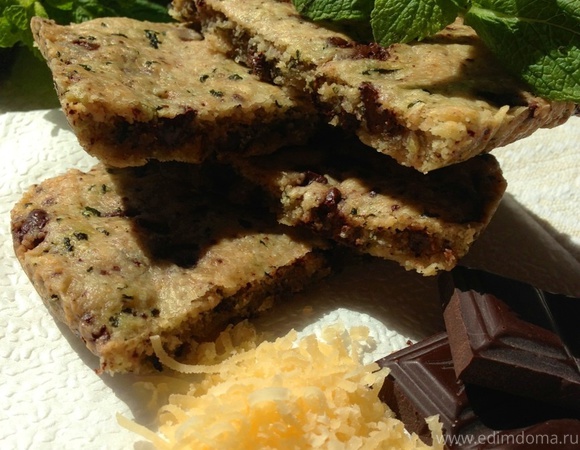 Песочное печенье с горьким шоколадом, пармезаном и мятой