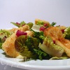 Листовой салат с ягодной заправкой, вяленой клюквой и камамбером