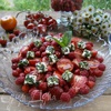 Летний ягодный салат с черри и брынзой