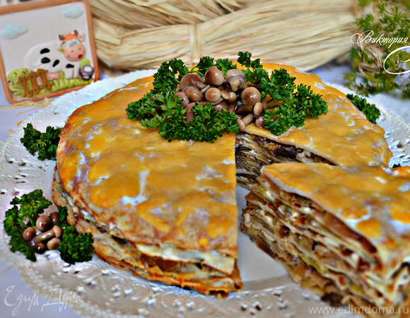 Закусочный блинный пирог с грибами и капустой