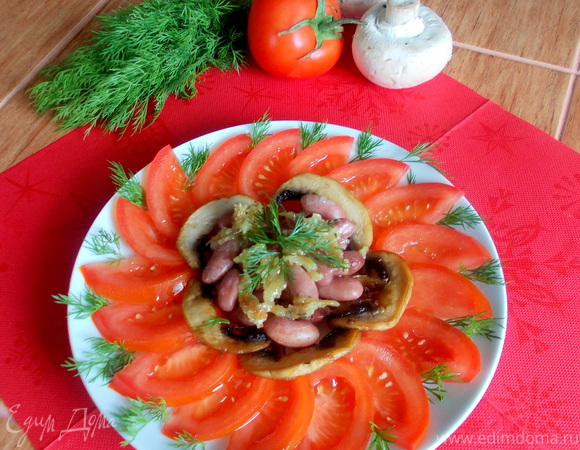 Салат с помидорами и заправкой из печеного чеснока