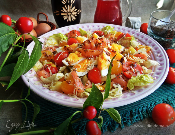 Салат с лососем, яйцом, овощами и семенами чиа