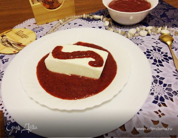 Творожный десерт с земляничным соусом