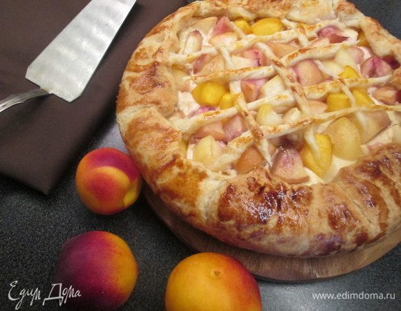 Творожный пирог с нектаринами и персиками