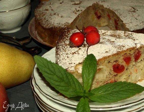 Грушево-яблочный пирог с вяленой вишней и пряностями