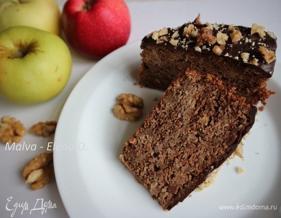 Шоколадный пирог с яблоками и брусникой