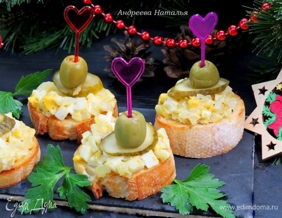 Закусочные бутерброды с луком и яйцами