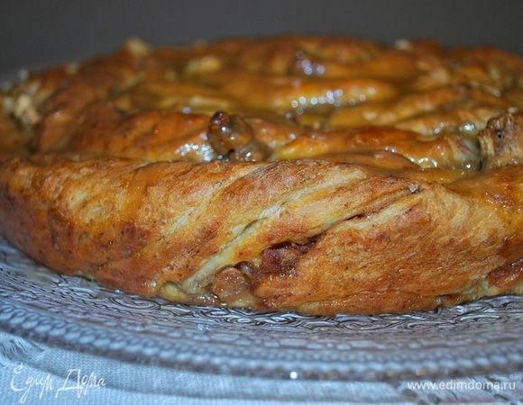 Карамельный пирог с яблоками и грецкими орехами