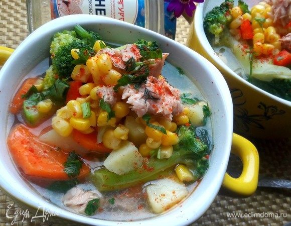 Овощной суп с тунцом и кукурузой