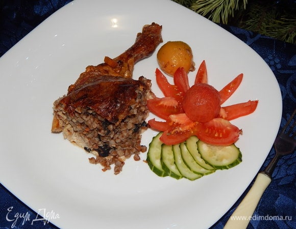 Курица, фаршированная гречкой с овощами и айвой