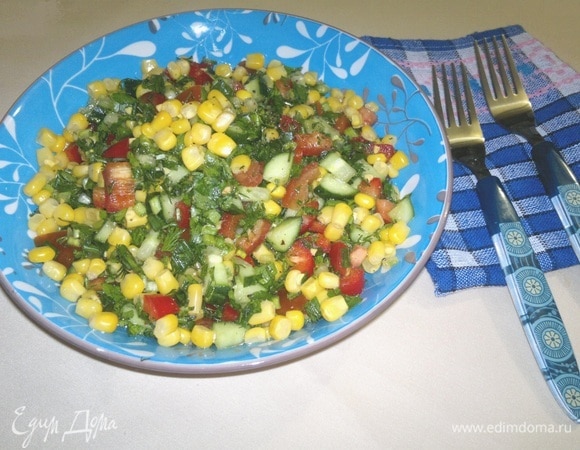Простой салат с ветчиной и кукурузой