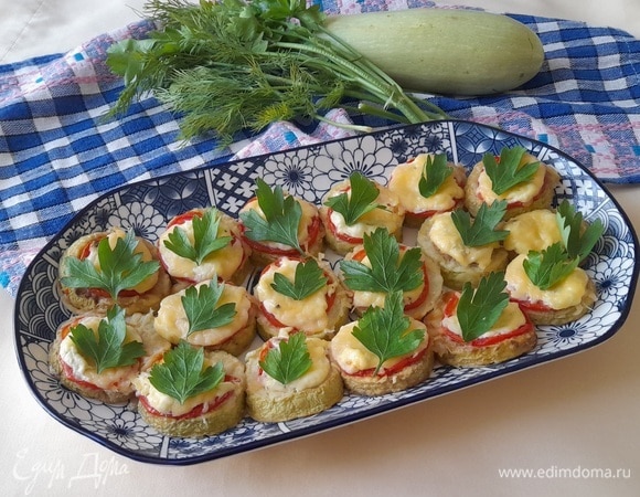 Кабачки, запеченные с помидорами и сыром