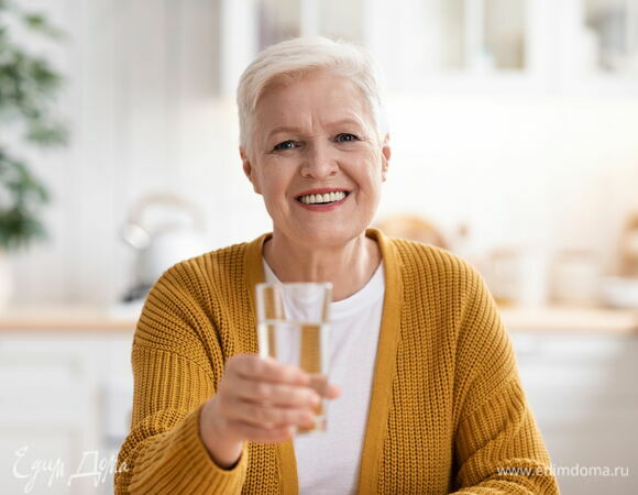 Диетолог: какие напитки противопоказаны людям после 60 лет