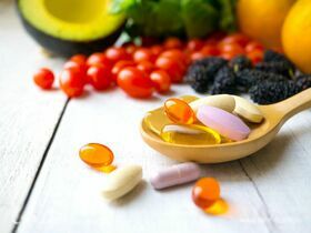 Почему бактерии радуются витаминам: гастроэнтеролог предупреждает