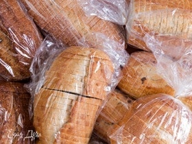 Почему нельзя хранить хлеб в пакете? Объяснила диетолог Елена Соломатина