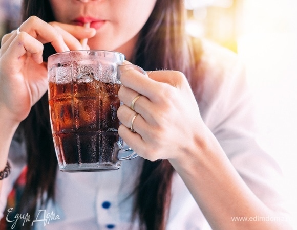 Жажда не проходит, а жир копится: врач Янг перечислила 5 худших охлаждающих напитков