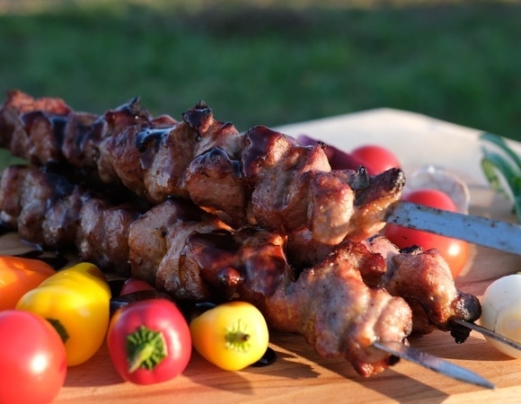 Из какого мяса получается самый полезный шашлык — 3 варианта, одобряемых врачом