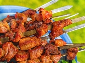 Шашлык испортился: вот как понять, что мясо пора не жарить, а выкидывать