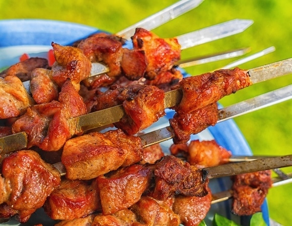 Шашлык испортился: вот как понять, что мясо пора не жарить, а выкидывать