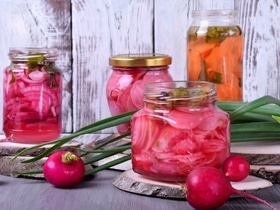 Маринованный редис с зеленым луком — нашли рецепт минутной закуски для пикника и на каждый день