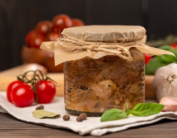Кому стоит отказаться от мясных консервов — даже от хороших