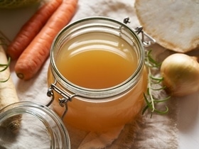 На завтра и на месяцы вперед: есть 2 верных способа сохранить бульон — вкус, аромат и польза останутся