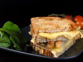 "Вкус — как в кафе": как сделать сырные тосты с маслом всего за 5 минут